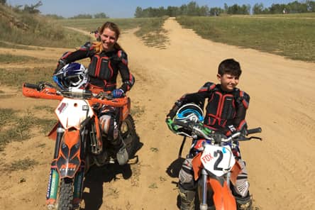 Mutter fährt mit Sohn Motocross - Kinder Motocross