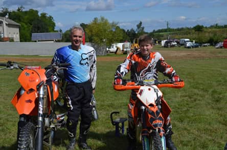 Kinder Motocross - Vater mit Sohn Motocrossen